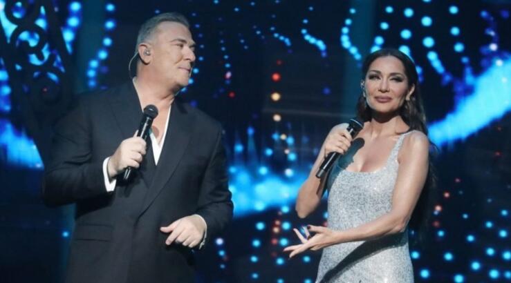 Δέσποινα Βανδή: Η στιγμή που μπουκάρει στο καμαρίνι του Αντώνη Ρέμου φορώντας το μπουρνούζι της [βίντεο]