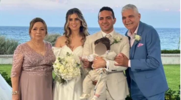 Κωστάκης Κωνσταντίνου στον γάμο του γιου του: Ποζάρει δίπλα στο νιόπαντρο ζευγάρι και το εγγονάκι του [εικόνα]
