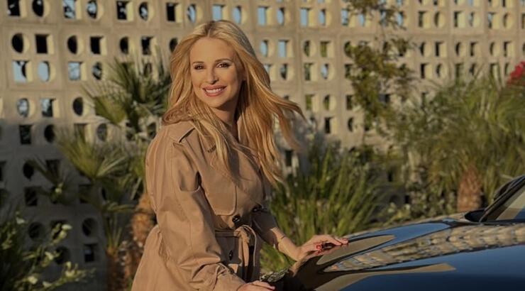 Aριστοτέλους: Το στιγμιότυπο στο σπίτι με τις πιτζάμες αγκαλιά με τον σκύλο της [εικόνα]