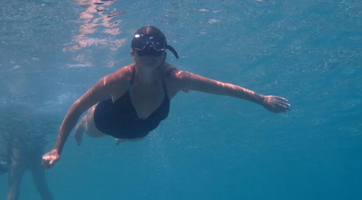 Η Ελληνίδα δημοσιογράφος που καθηλώθηκε στο κρεβάτι μετά από ατύχημα επέστρεψε στην tv [βίντεο]