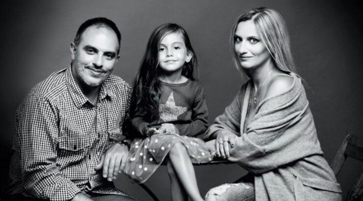 Γωγώ Αλεξανδρινού: Δείτε την κόρη της Μαρία να παίζει στο πιάνο τα κάλαντα και τον μπαμπά της να τη συνοδεύει στην κιθάρα