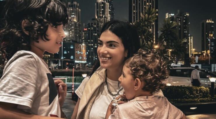 Άντρεα Κυριάκου: Κάνει πατίνι με τα παιδιά της στο σαλόνι του σπιτιού της [βίντεο]