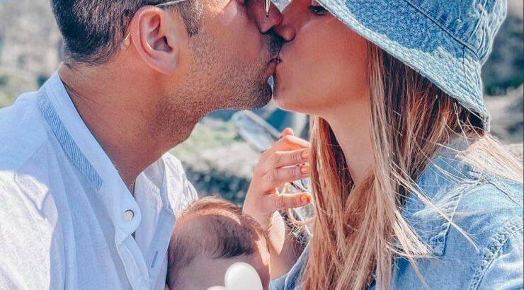 Δημοσίευσαν το προσκλητήριο: Βαφτίζουν τον γιο τους Κύπρια ηθοποιός και ο ποδοσφαιριστής σύντροφος της