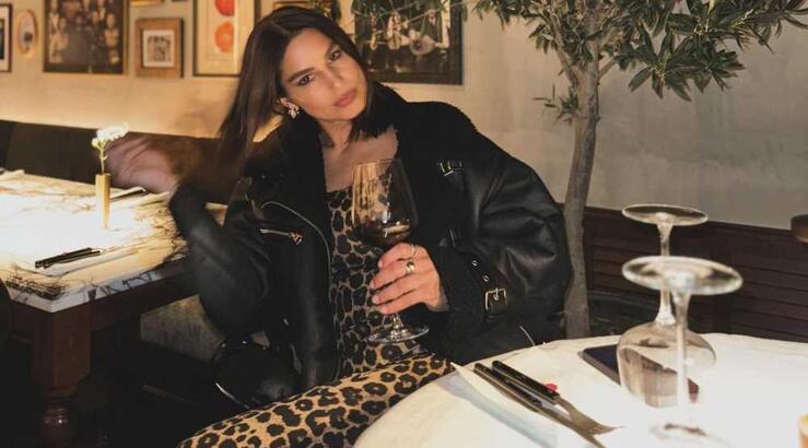 Κωνσταντίνα Ευριπίδου: Με τα νέα sneakers που φορούν αυτή τη σεζόν όλες οι fashion experts