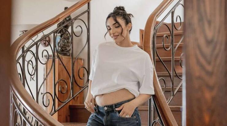 Η Άντρεα Νικολάου Παναγή μας έδειξε τη ζωγραφιά που έκανε η κόρη της με το αδερφάκι της