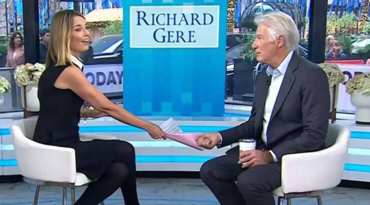 Richard Gere: Έκανε άσεμνη χειρονομία on air και σόκαρε την παρουσιάστρια [βίντεο]