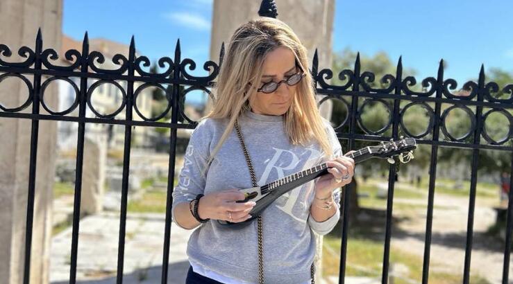 Γιώτα Δαμιανού: Την «τσακώσαμε» να παίζει τζουρά έξω από το ΣΙΓΜΑ [βίντεο]