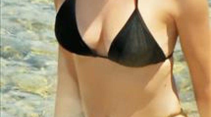 Τατιάνα Στεφανίδου: Απόλαυσε το μπάνιο της με "καυτό" μπικίνι!