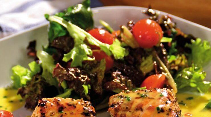 Σολομός σοτέ με σάλτσα βουτύρου, σχοινόπρασο και φρέσκια σαλάτα