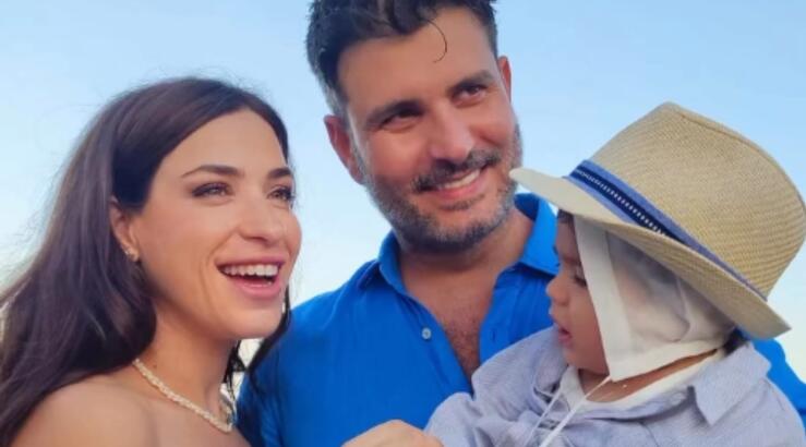 Μαρίλια Χαριδήμου - Γρηγόρης Γεωργίου: Βάφτισαν τον ενός έτους γιο τους σε κυκλαδίτικο νησί [εικόνες]