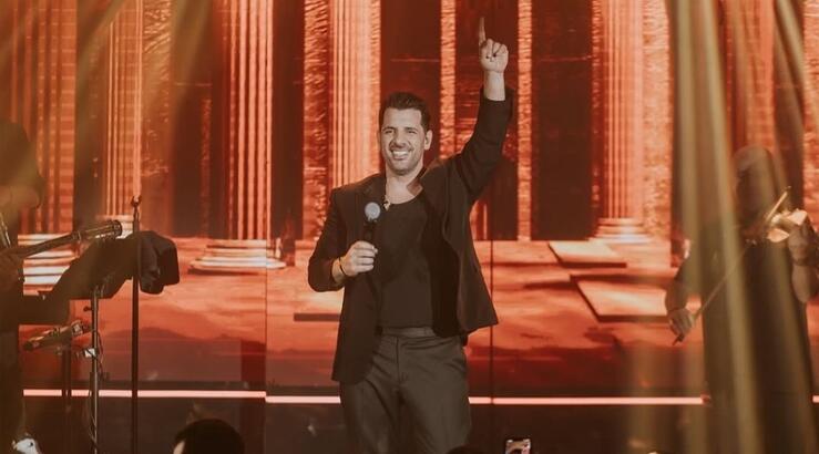 Θοδωρής Φέρρης: Tραγουδάει Καζαντζίδη μαζί με τη μητέρα του [βίντεο]