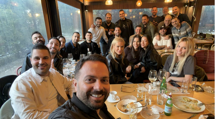 Ηλίας Βρεττός: Το lunch στη Λευκωσία μετά την είδηση του ξυλοδαρμού του [εικόνες]