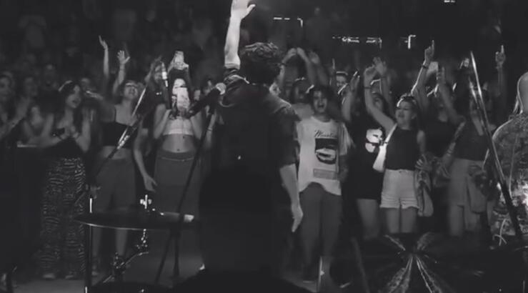 Διάσημος Έλληνας τραγουδιστής άφησε τις πίστες και τραγούδησε με κιθάρα στην Ερμού [βίντεο]