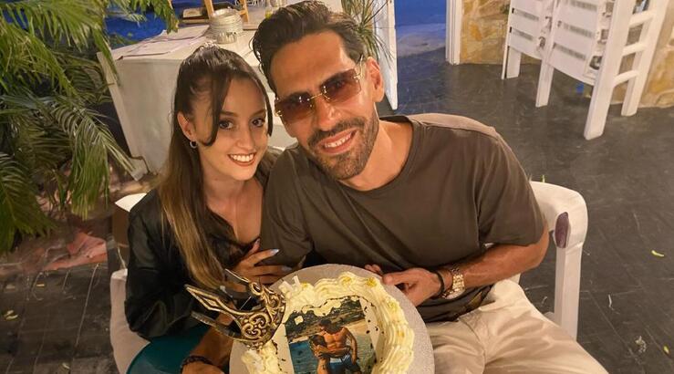 Γιάννης Σπαλιάρας: Γιόρτασε τα 49α γενέθλια του με τη σύντροφό του - Η τούρτα με ερωτική τους εικόνα