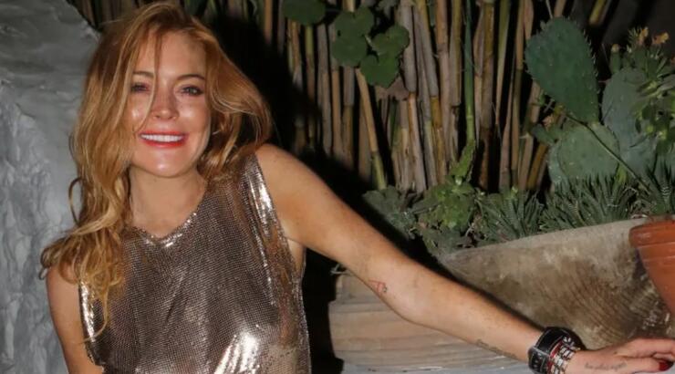 Lindsay Lohan: Με τον σύζυγο της στα σοκάκια της Μυκόνου - Τι συνέβη με τους παπαράτσι [βίντεο]