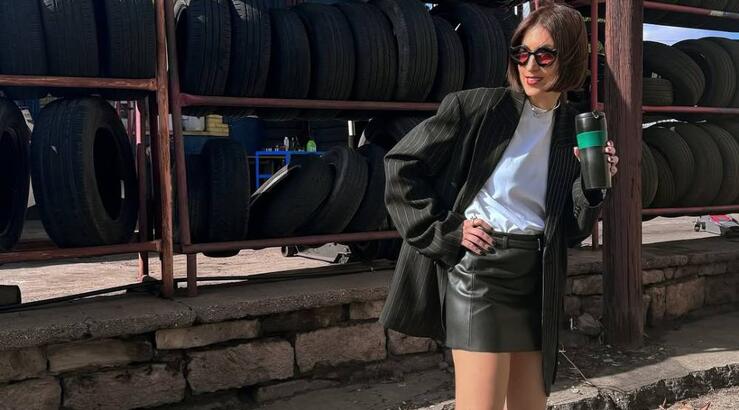 Mini φούστες: Οι Κύπριες fashionistas επιλέγουν το item που κάνει δυναμικό comeback την άνοιξη του 2025