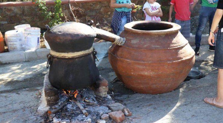 Στο Καμπί θα πιούμε κρασί και θα φάμε παλουζέ, σουτζιούκο και κουλουράκια με μέλι