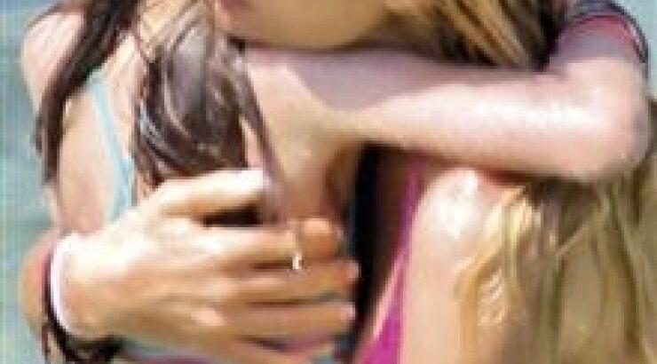 Οι τρυφερές στιγμές της Ελένης Μενεγάκη με τη Λάουρα στην Άνδρο