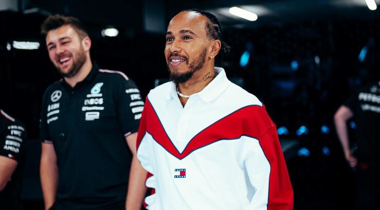 GEORGE RUSSELL ΚΑΙ LEWIS HAMILTON ΦΟΡΟΥΝ TOMMY HILFIGER ΣΤΟ ZANDVOORT GRAND PRIX RACE WEEKEND