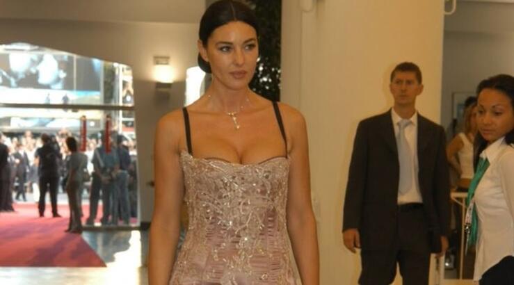 Monica Bellucci: Ποιο άρωμα επιλέγει μια από τις πιο σαγηνευτικές γυναίκες;