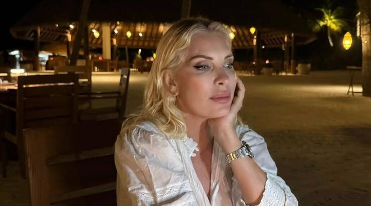 Ελένη Μενεγάκη: Ποζάρει με salty hair σε βραδινή της έξοδο στις Μαλδίβες [εικόνες]