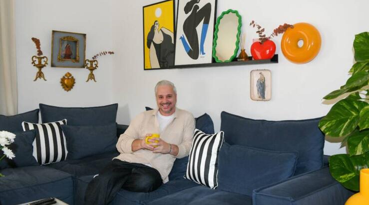 Νικόλας Ιωαννίδης: Μπήκαμε στο διαμέρισμά του και είναι μία colorful όαση 