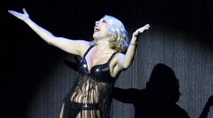 Το σέξι ατύχημα της Σμαράγδας Καρύδη στη σκηνή