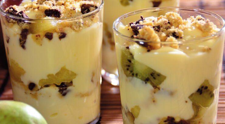 Φρούτα ψητά σε ποτήρι με custard και μπισκότα