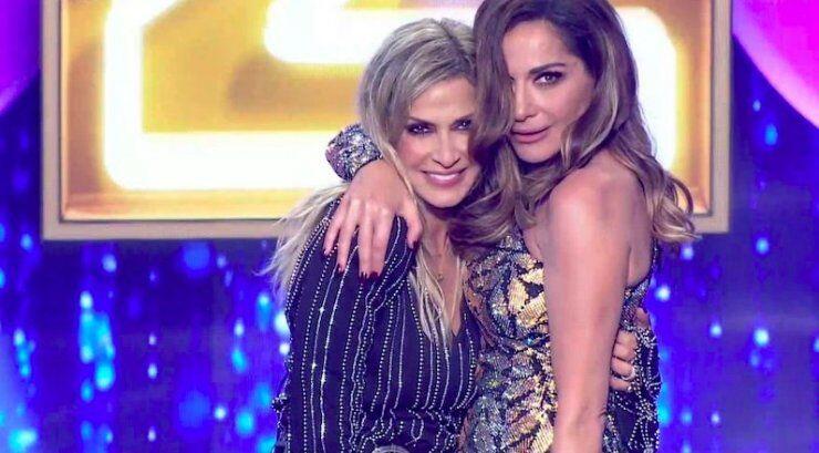 Bίσση - Βανδή: Συναντήθηκαν για καφέ και πόζαραν αγκαλιασμένες στον καναπέ! [εικόνες]