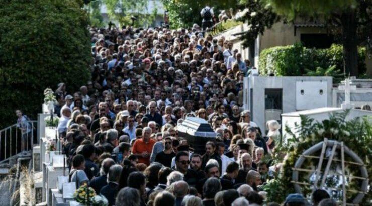 Μεγάλη η συγκίνηση στην κηδεία του Λαυρέντη Μαχαιρίτσα [εικόνες]