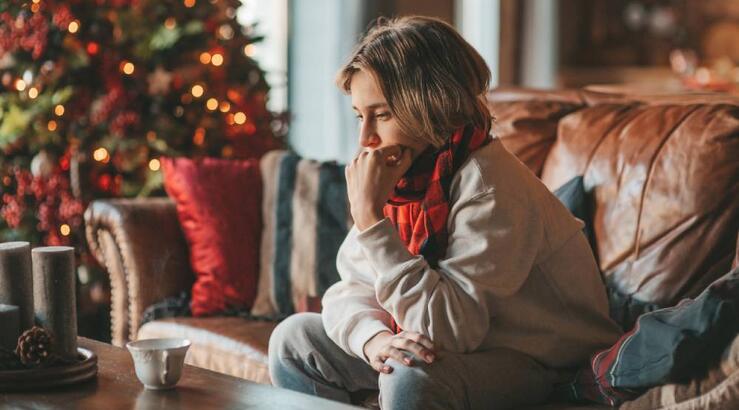 Η μελαγχολία των γιορτών: Όταν η χαρά γίνεται βάρος