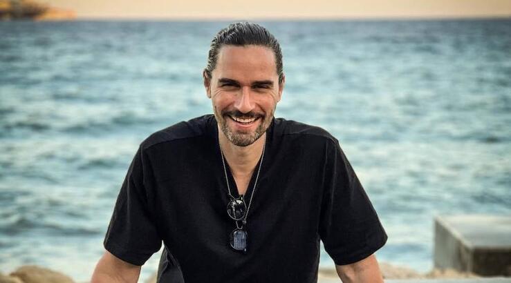 Πέτρος Αθανασίου: Αγκαλιά με την κόρη του στη δουλειά [εικόνα]