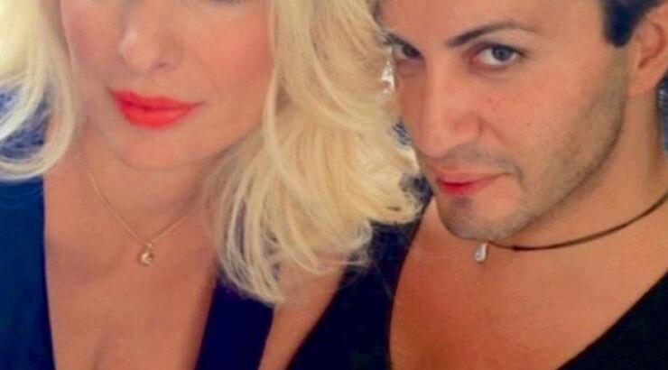 Απίστευτο! Δείτε τον κομμωτή της Ελένης Μενεγάκη ντυμένο γυναίκα σε βραδινή του έξοδο