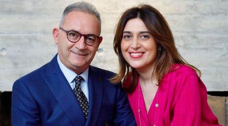 Αβέρωφ Νεοφύτου: Ανέλαβε χρέη γκαρσονιού και σέρβιρε τους πελάτες γνωστού μεζεδοπωλείου