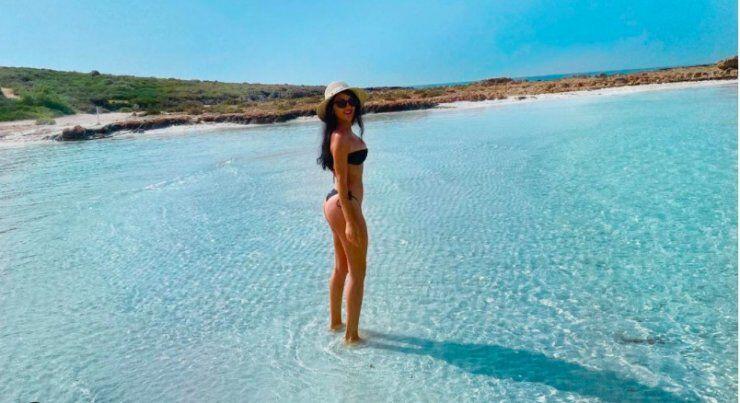 H Kύπρια τραγουδίστρια σε καυτές διακοπές στην Αγία Νάπα με τον σύζυγο της [εικόνες]