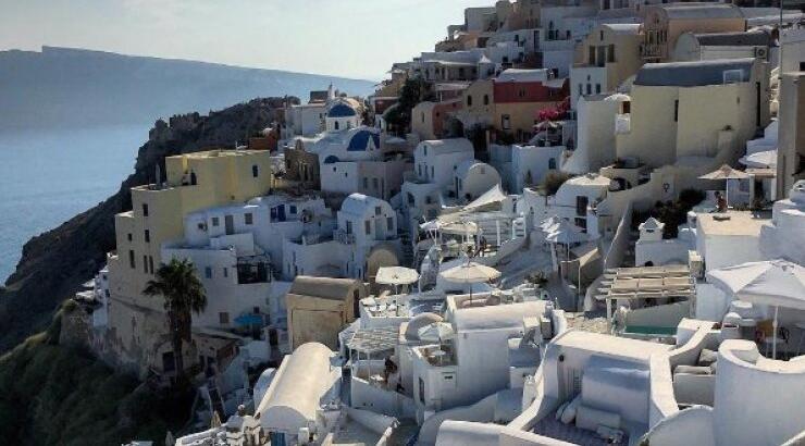 Πασίγνωστη καλλονή δείχνει την... πίσω όψη της από την Σαντορίνη και ρίχνει το instagram