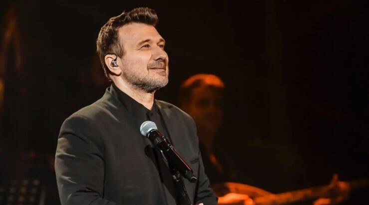 Γιάννης Πλούταρχος: Με τη μητέρα, τη σύζυγο του, και με την οικογένεια του ποζάρουν μέσα από την πισίνα [εικόνα]