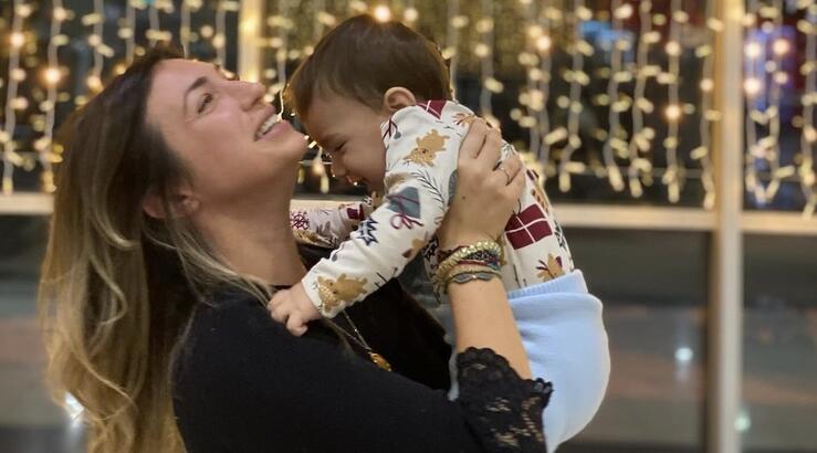 Κρίστυ Παπαδοπούλου: Πόσταρε βίντεο με τον γιο της Χάρη να τρολάρουν τη σκόνη της Αθήνας