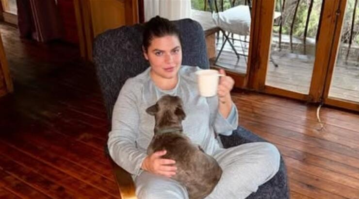 Δανάη Μπάρκα: Ποζάρει topless σε ένα υπέροχο chalet στην Αμαλιάδα [εικόνες]