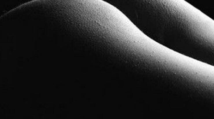 Κύπρια ηθοποιός πόσταρε τα γυμνά οπίσθια της στο διαδίκτυο!