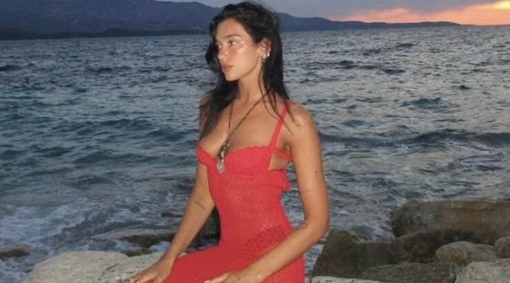 Dua Lipa: Η πρόταση της για χρωματιστή μάσκαρα το καλοκαίρι