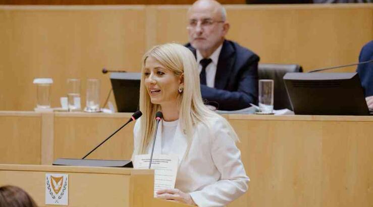 Tonal elegance: Η Αννίτα Δημητρίου επενδύει στο απόλυτο monochromatic look