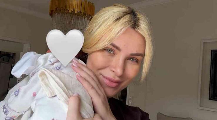 Κατερίνα Καινούργιου: Η πρώτη ολόσωμη φωτογραφία 20 ημέρες μετά τη γέννηση της κόρης της 