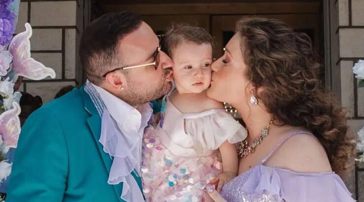 Μαυρίκιος Μαυρικίου: Η στιγμή που η κόρη του, Ιωάννα - Μελωδία, παίζει με τα σκυλάκια τους [βίντεο]