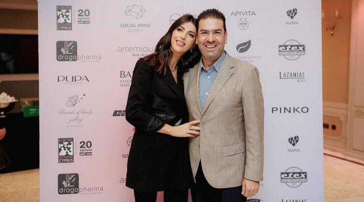 Δίπλαρος – Ροτσίδου: Τα χριστουγεννιάτικα στολίδια με τις φωτογραφίες τους [εικόνα]