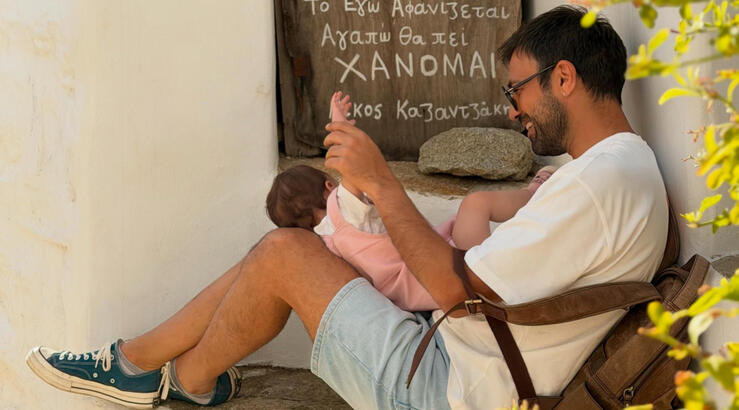Ανδρέας Γεωργίου: Αγκαλιά με την κόρη του με φόντο το μαγευτικό ηλιοβασίλεμα 