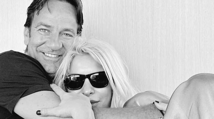 Μενεγάκη – Παντζόπουλος: Ποζάρουν αγκαλιά διατηρώντας κρυφό τον προορισμό τους 