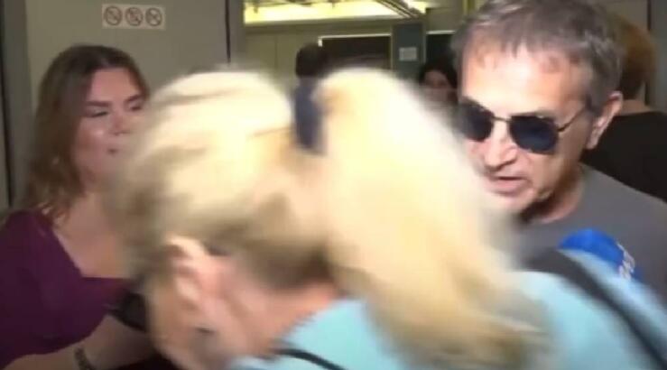 Γιώργος Νταλάρας: Η άβολη στιγμή που η σύζυγός του τον απομακρύνει από τις κάμερες [βίντεο]