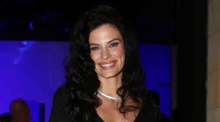 Χριστίνα Μπόμπα: Minimal glam με μαύρο outfit που «κλέβει» τις εντυπώσεις