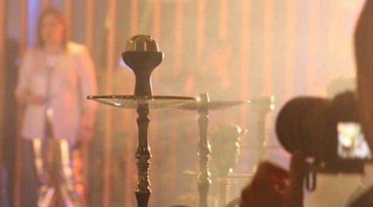 Aτύχημα σοκ για Ελληνίδα τραγουδίστρια: Έπεσε σε τρύπα ενώ τραγουδούσε σε εκδήλωση [βίντεο]